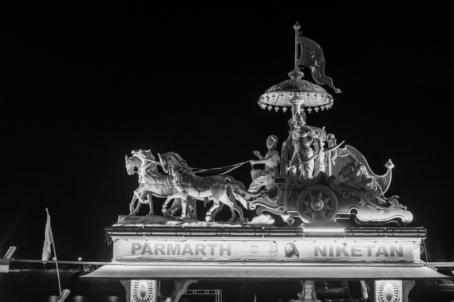 Parmarth Niketan Ganga Aarti ceremony Rishikesh evening sunset diyas Ganges river steps