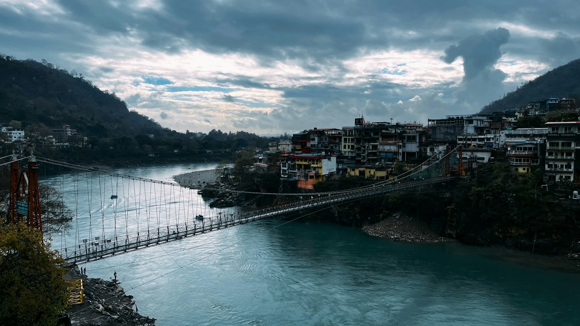 Rishikesh Ganges ghats and suspension bridge travel guide